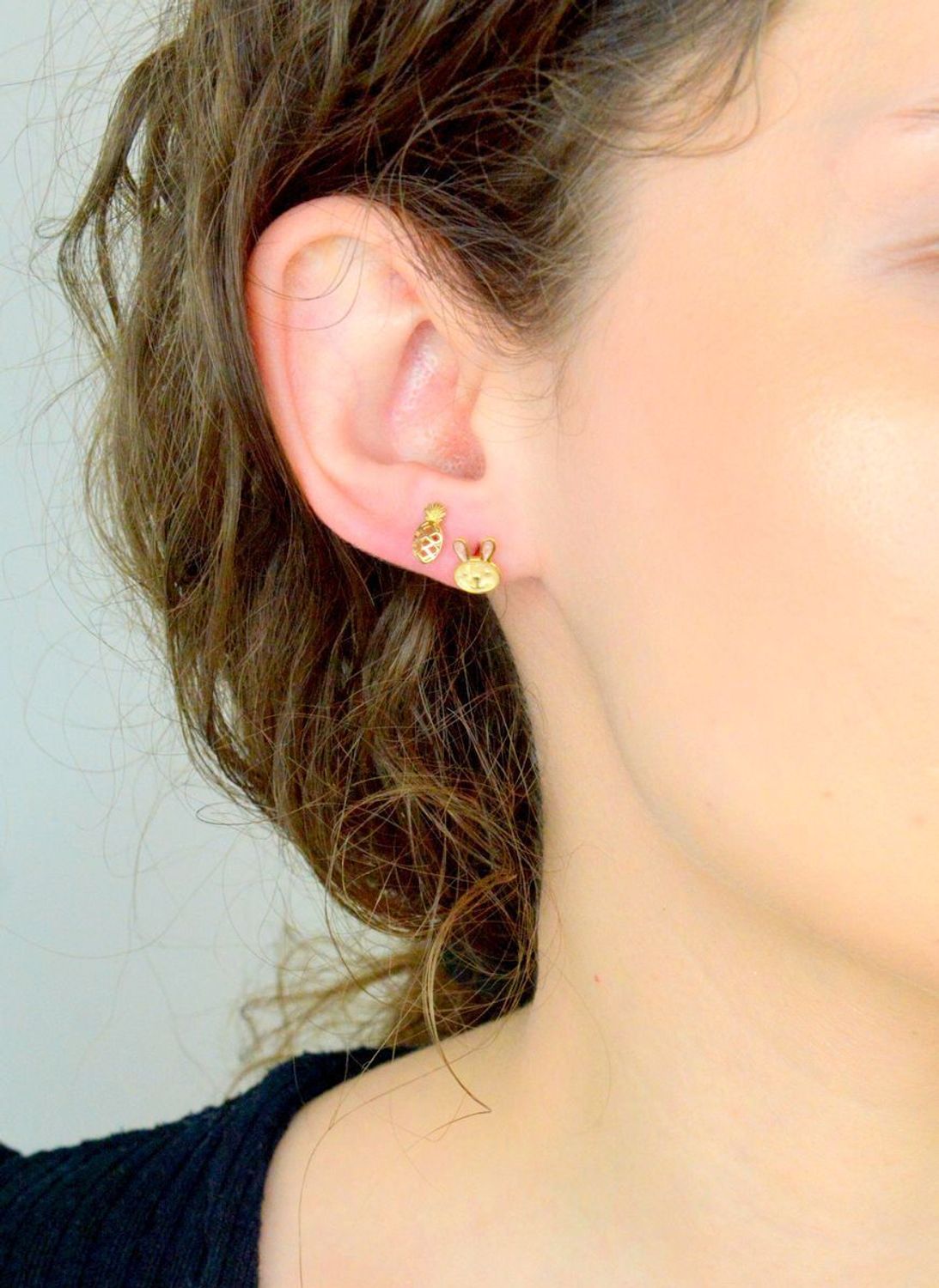 Złote kolczyki króliczki z emalią brokatową KL 6767- 333.jpg